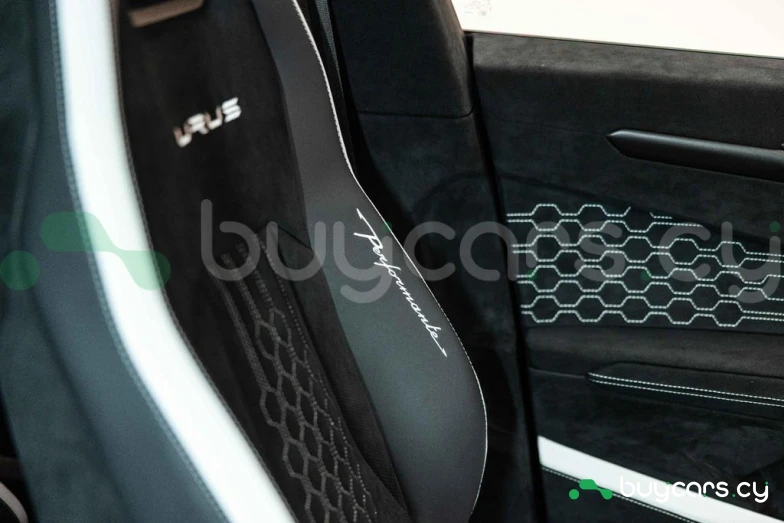 Lamborghini Urus Orange