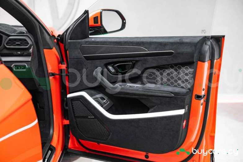 Lamborghini Urus Orange