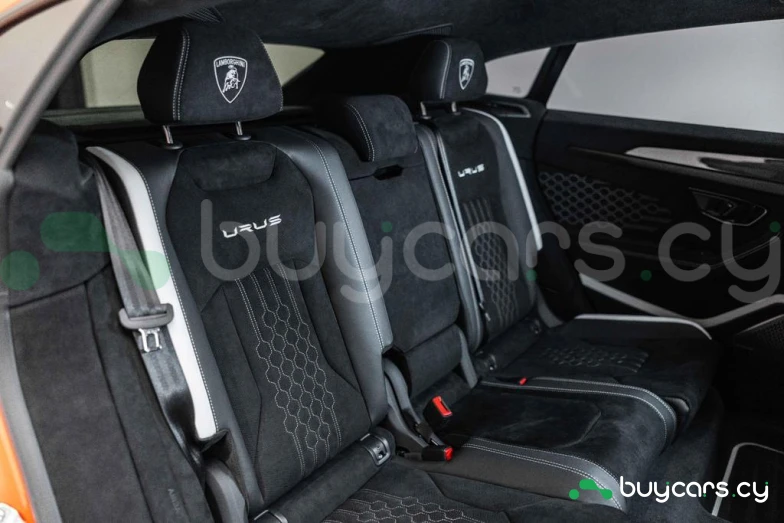 Lamborghini Urus Orange