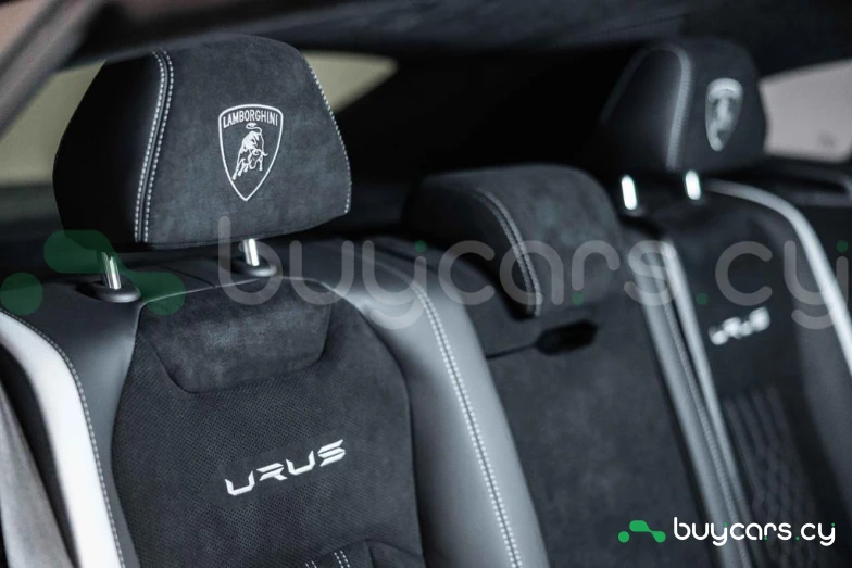 Lamborghini Urus Orange