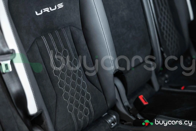 Lamborghini Urus Orange