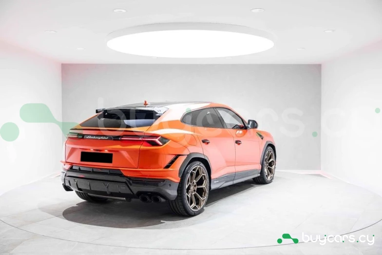 Lamborghini Urus Orange