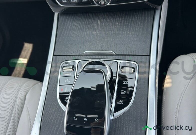 Mercedes G-class White