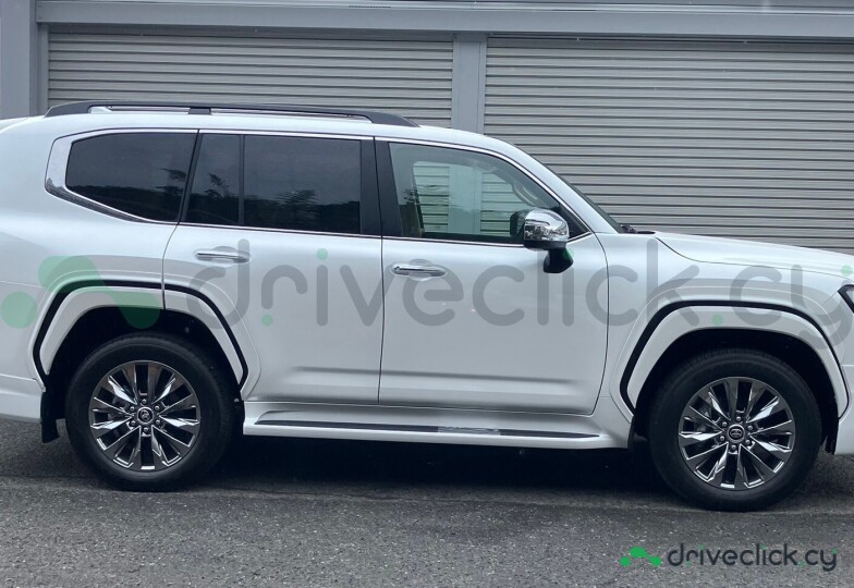 Toyota Land Cruiser 300 White
