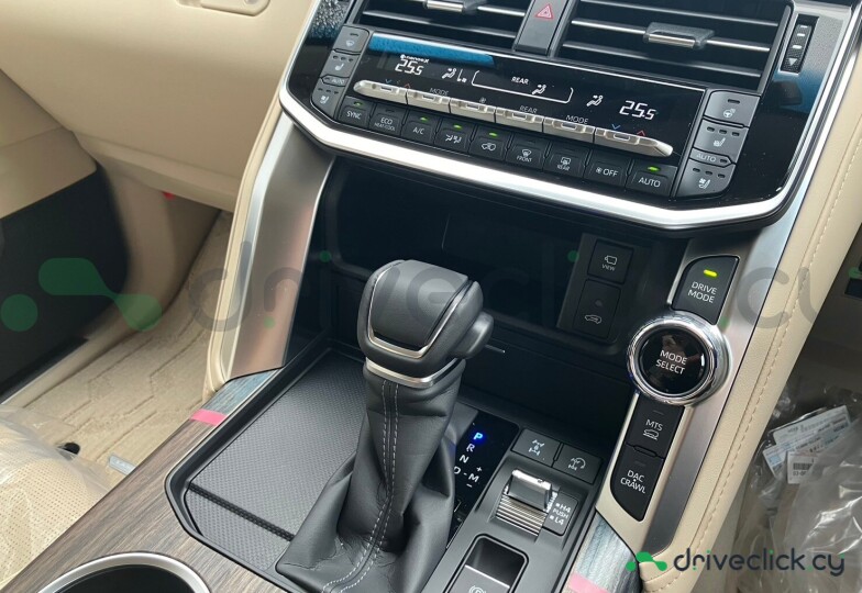 Toyota Land Cruiser 300 White