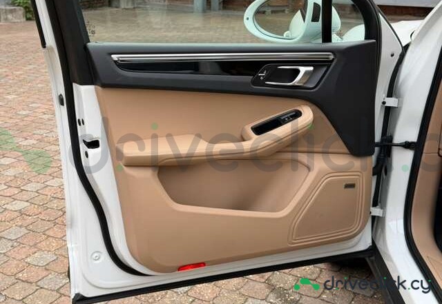 Porsche Macan White