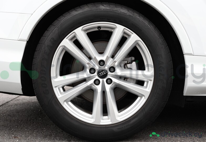 Audi Q7 White