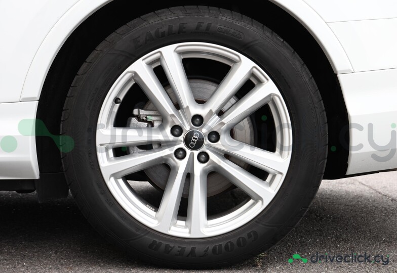 Audi Q7 White