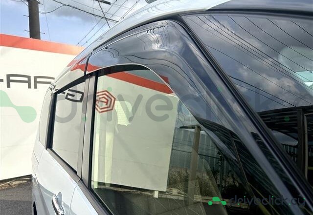 Nissan Serena White