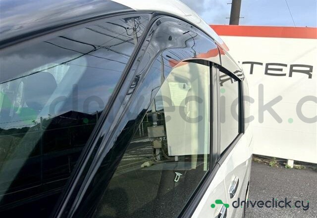 Nissan Serena White