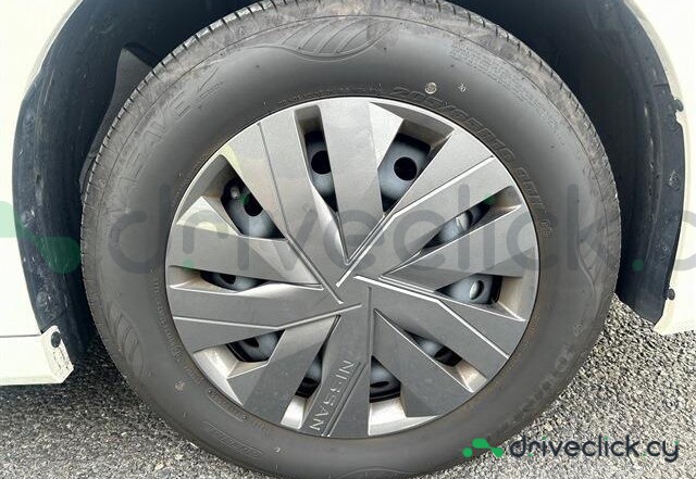 Nissan Serena White