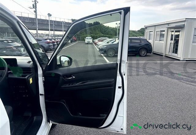 Nissan Serena White