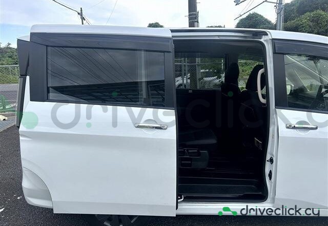 Nissan Serena White