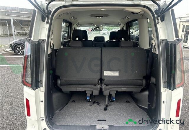 Nissan Serena White