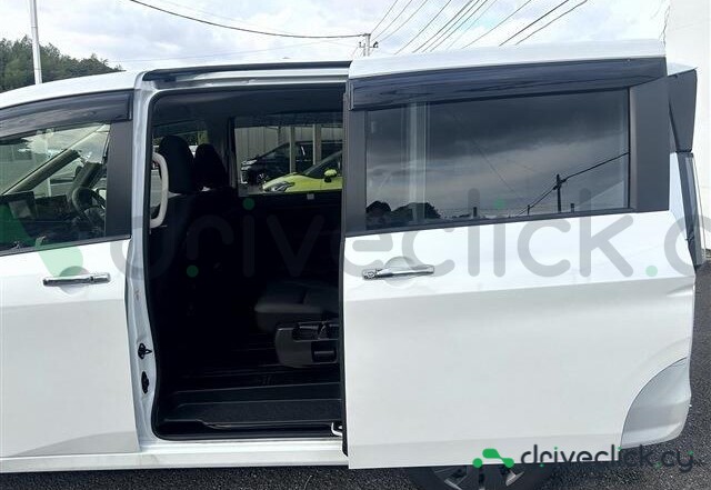 Nissan Serena White