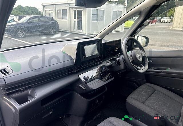 Nissan Serena White
