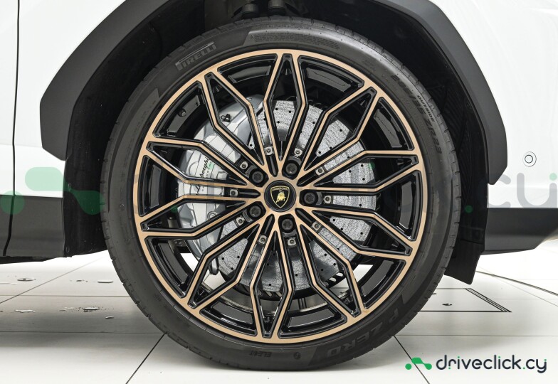 Lamborghini Urus White