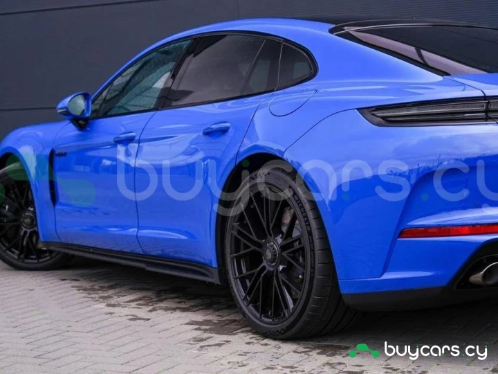 Porsche Panamera Синий