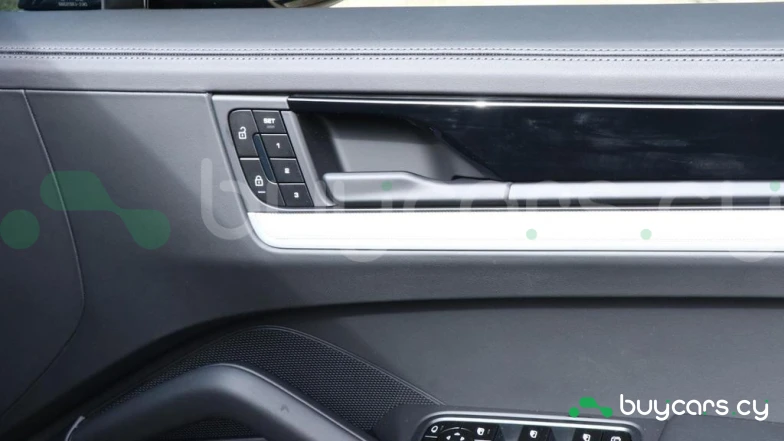 Porsche Cayenne Серый