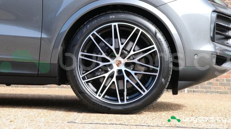 Porsche Cayenne Серый