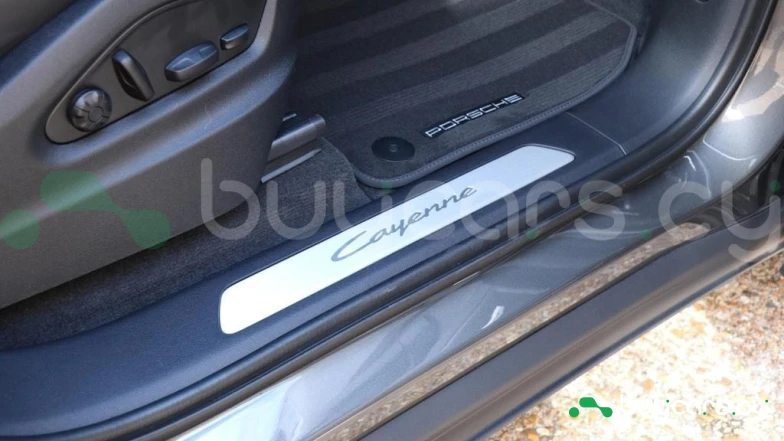 Porsche Cayenne Серый