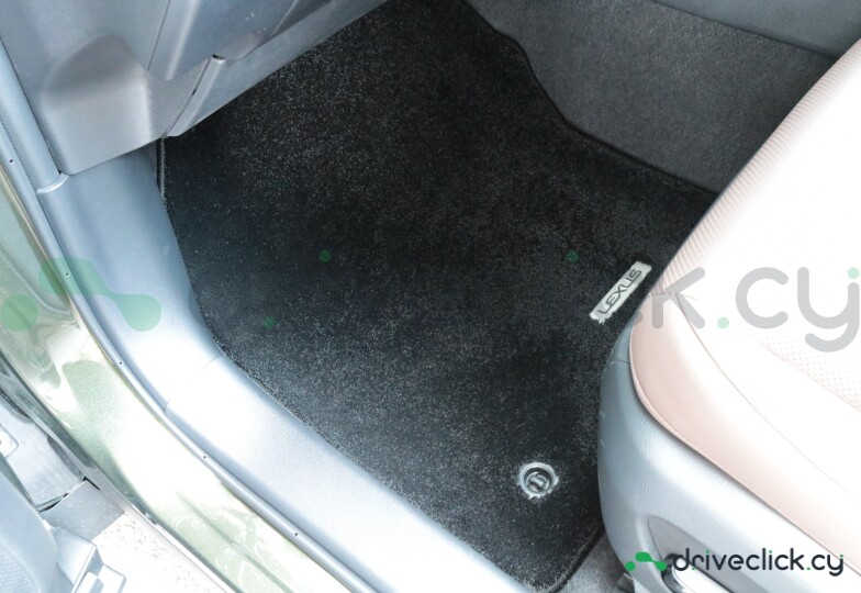 Lexus UX Green