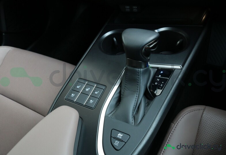 Lexus UX Green