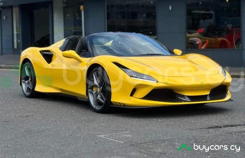 Ferrari F8 Spider Желтый
