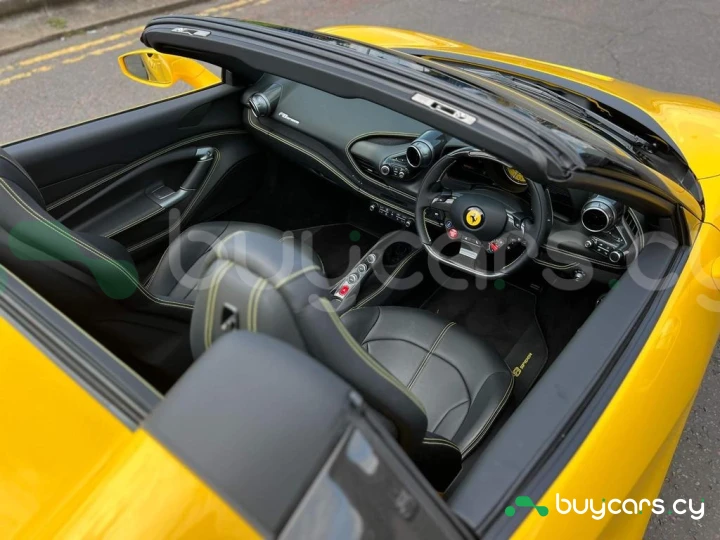 Ferrari F8 Spider Желтый