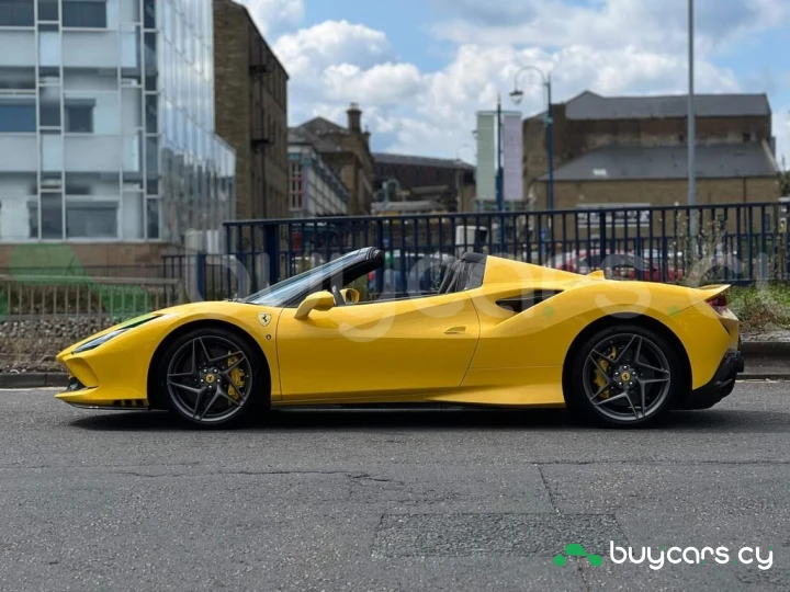 Ferrari F8 Spider Желтый