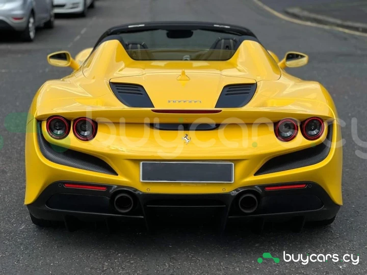 Ferrari F8 Spider Желтый