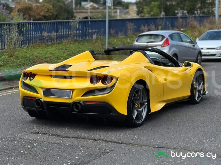 Ferrari F8 Spider Желтый