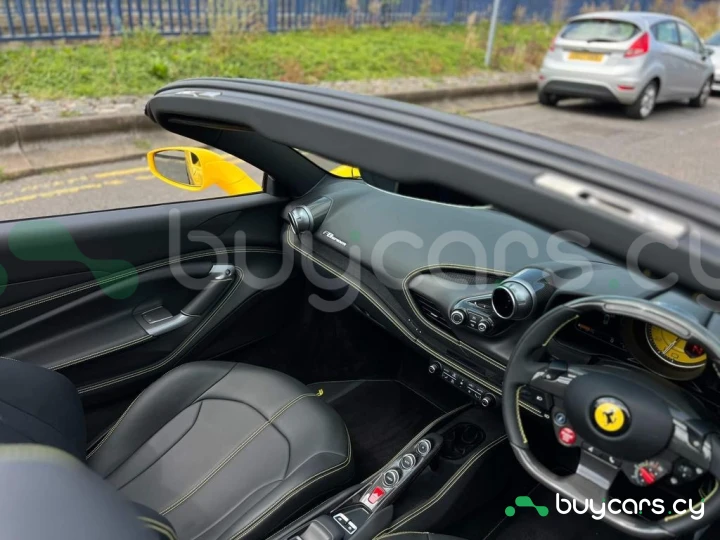 Ferrari F8 Spider Желтый