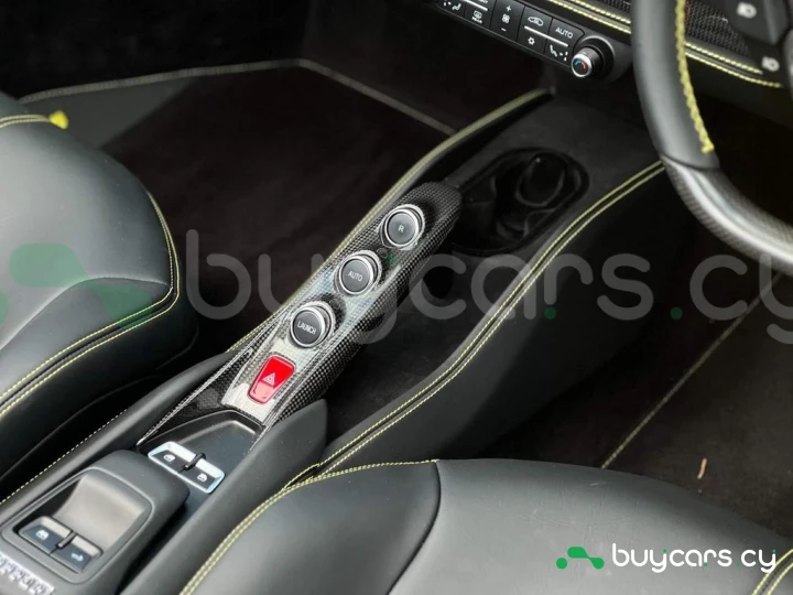 Ferrari F8 Spider Желтый