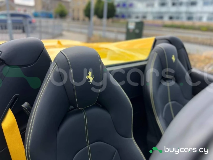 Ferrari F8 Spider Желтый