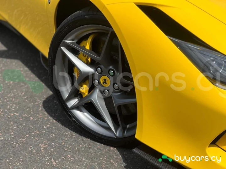 Ferrari F8 Spider Желтый