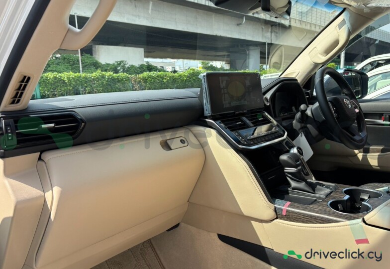 Toyota Land Cruiser 300 White