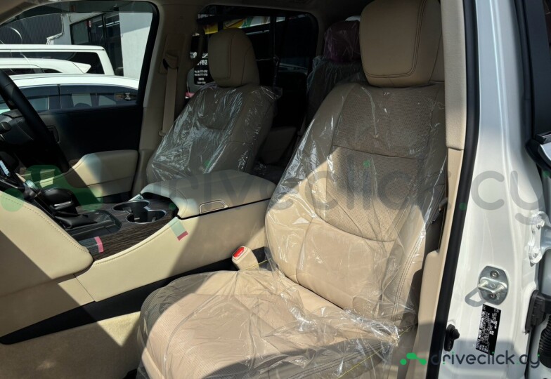 Toyota Land Cruiser 300 White