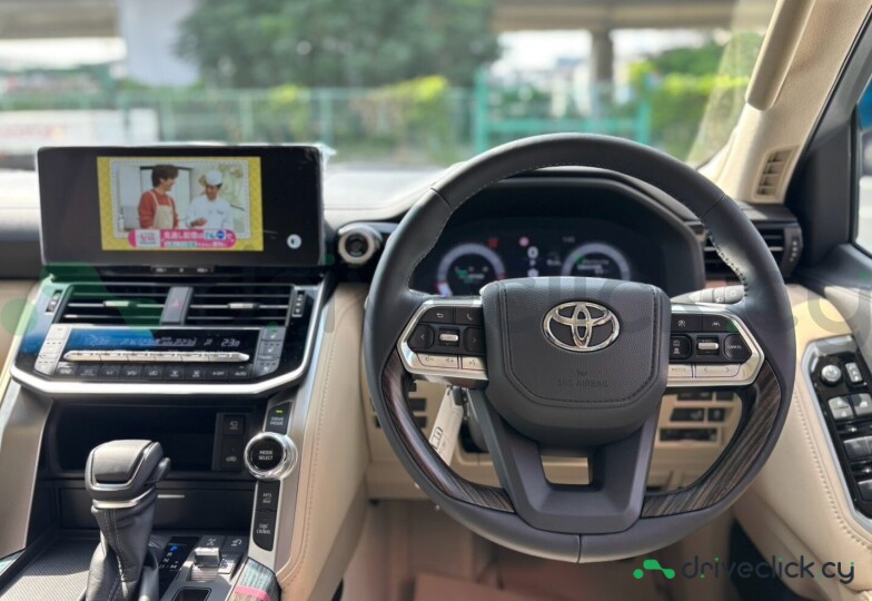 Toyota Land Cruiser 300 White