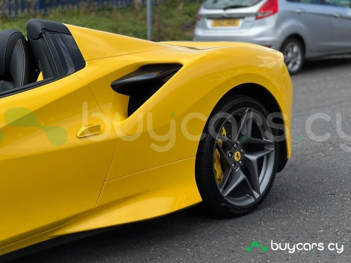 Ferrari F8 Spider Желтый