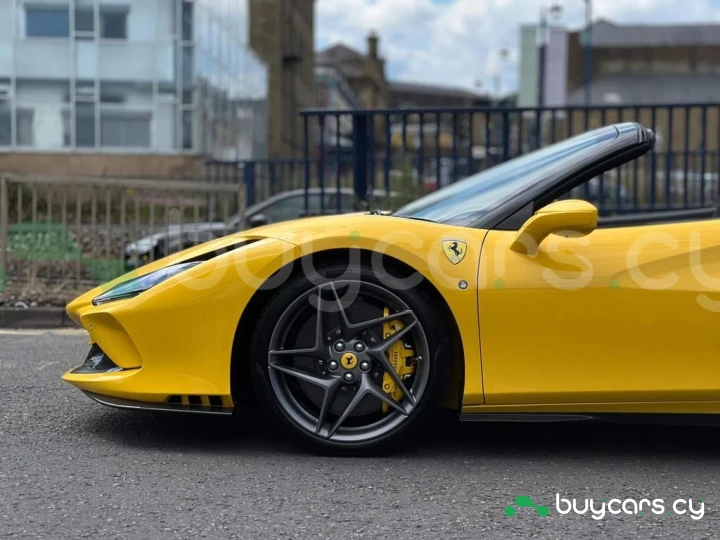 Ferrari F8 Spider Желтый