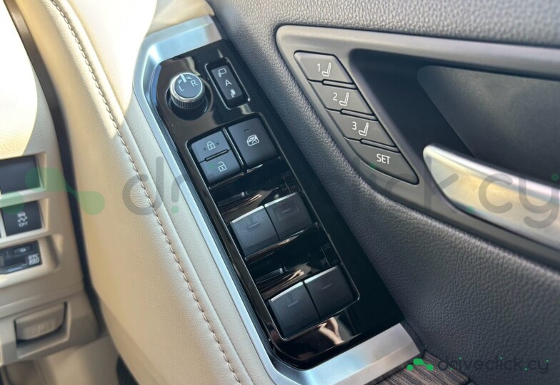 Toyota Land Cruiser 300 White