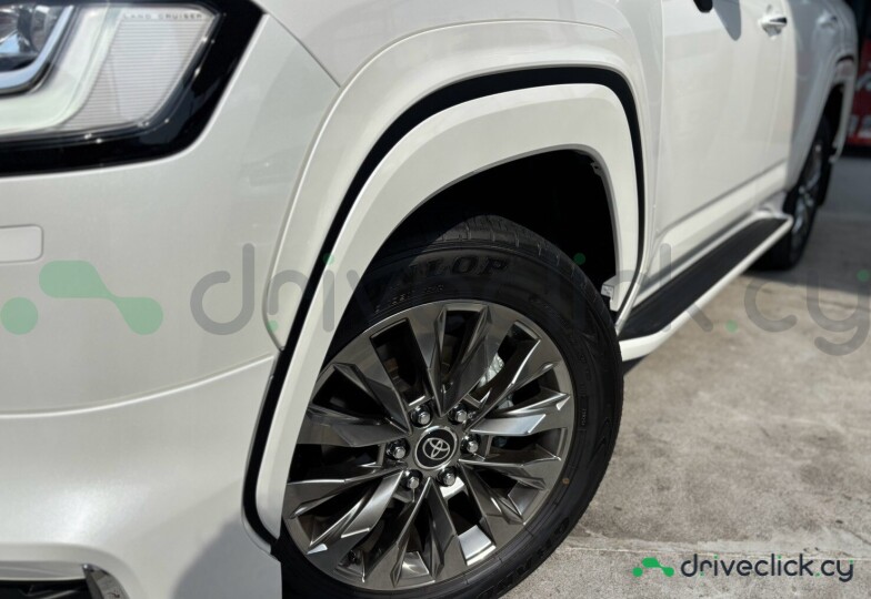 Toyota Land Cruiser 300 White