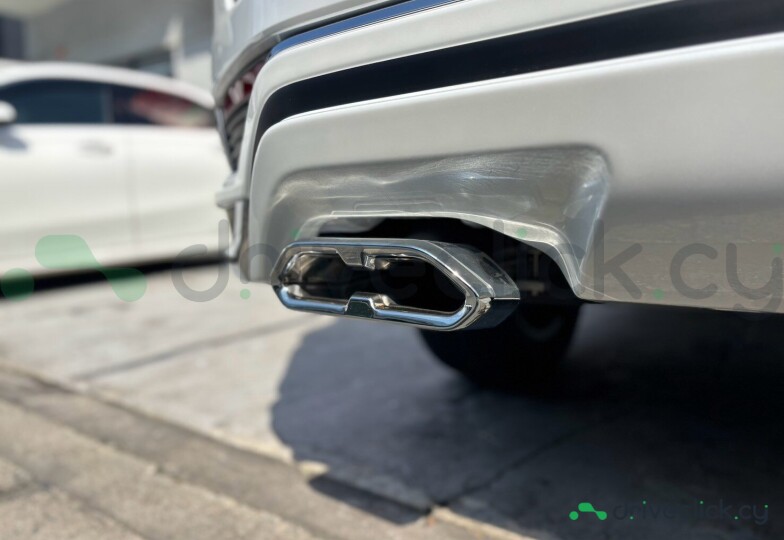 Toyota Land Cruiser 300 White
