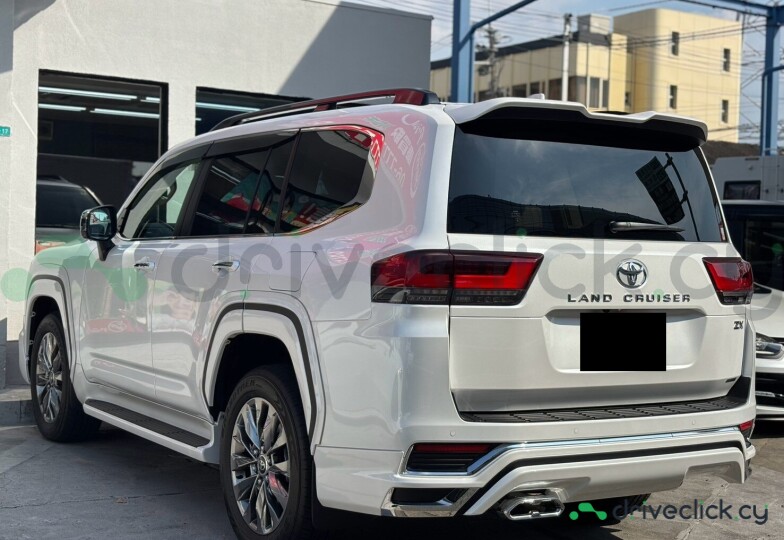 Toyota Land Cruiser 300 White