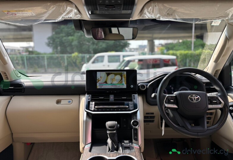 Toyota Land Cruiser 300 White