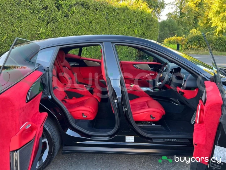 Ferrari Purosangue Черный