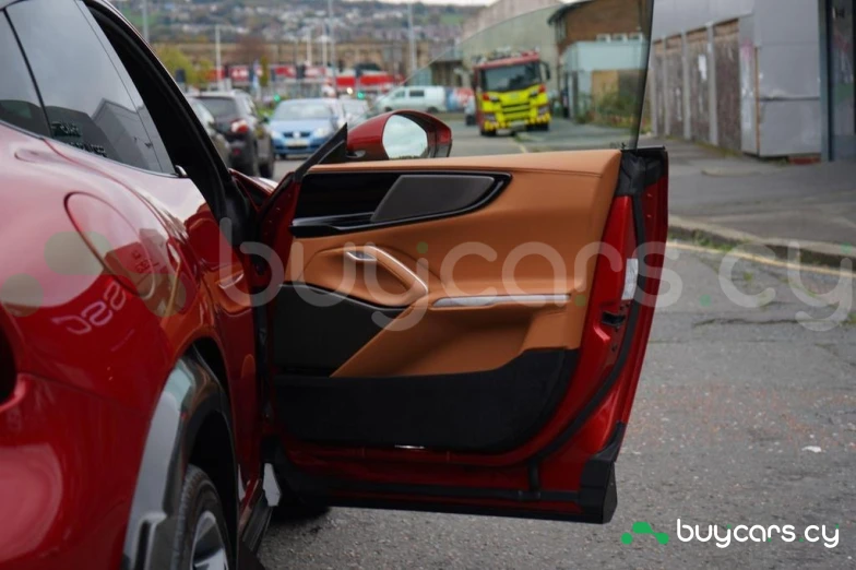 Ferrari Purosangue Красный