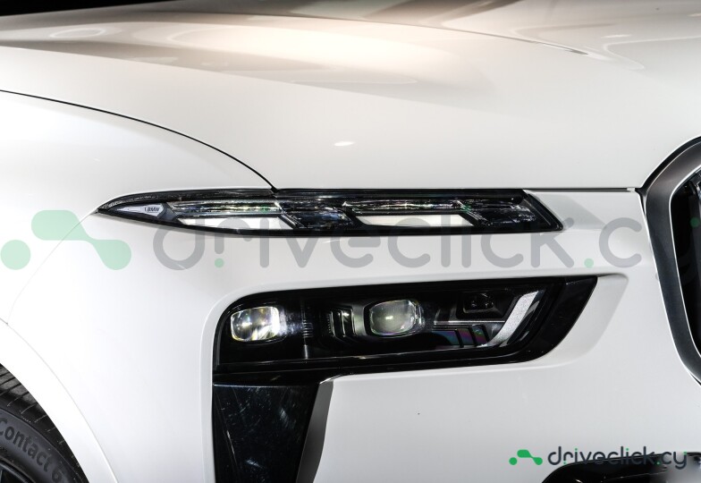 BMW X7 White