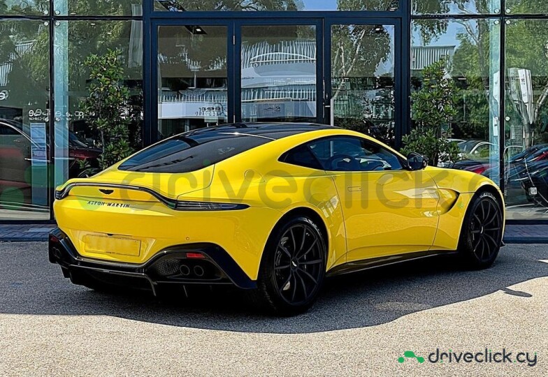 Aston Martin Vantage Желтый
